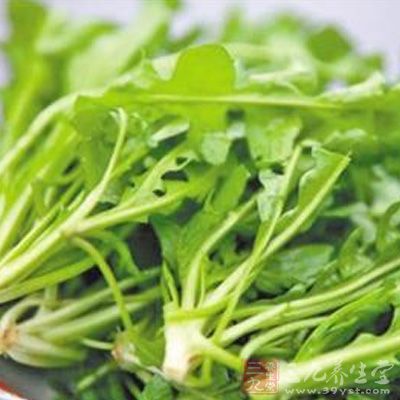 把買來的荠菜擇去老葉和雜質，不要去根