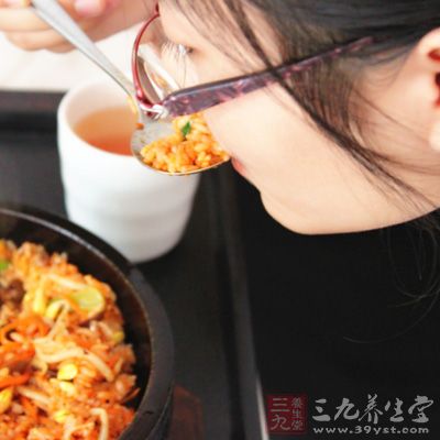 吃飯必須咀嚼，咀嚼不僅要用牙齒把飯粒細細咬碎，同時還促使唾液分泌