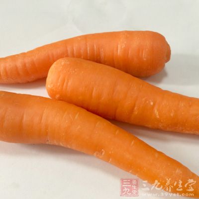 因胡蘿卜中含有胡蘿卜素，人體攝入後可轉化為維生素A，適於皮膚干燥、口唇干裂者食用