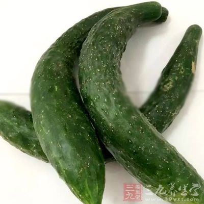 黃瓜洗淨切粗絲，生姜切絲，當歸切片