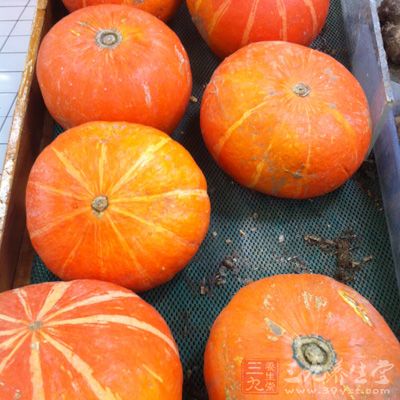 早餐南瓜枸杞大米粥、煎雞蛋、什錦泡菜