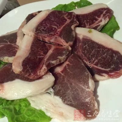 鴨子打整干淨，取出內髒後切塊