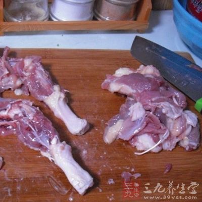 鴨腿去骨，把肉切大塊