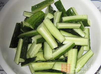 老黃瓜連皮洗淨，縱向切開，切長段
