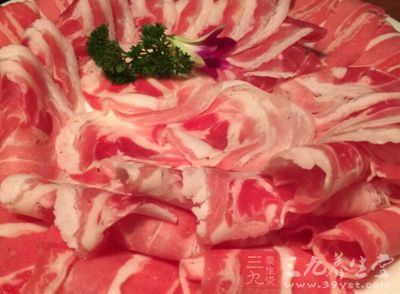 將羊肉洗淨切片