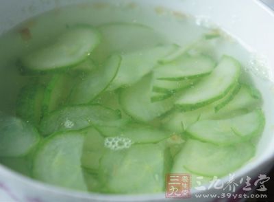 黃瓜湯是由黃瓜為主要食材做成的一道菜品