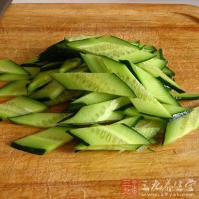 黃瓜洗淨切成菱形片