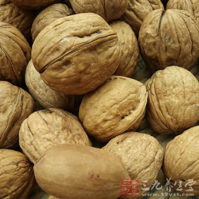 經常吃核桃可以保持皮膚的彈性 經常吃核桃可以保持皮膚的彈性