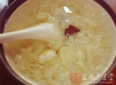 含有維生素和微量元素及銀耳多糖