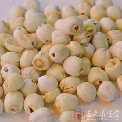 蓮子用熱水浸泡，至發漲，去心