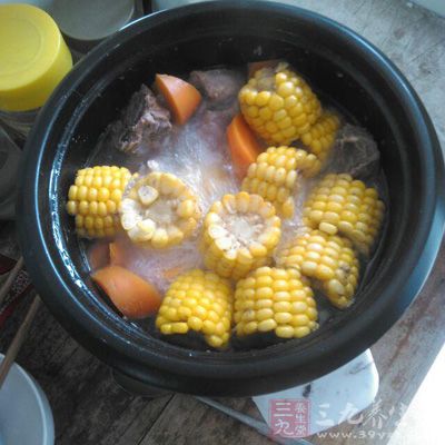 秋日多食菌類潤燥降燥。小排多骨多瘦肉，不油不膩