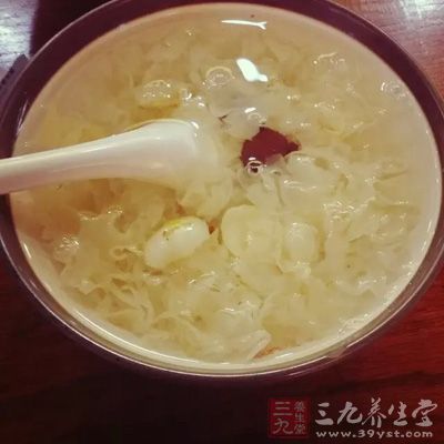 先將銀雪耳放清水中浸發，然後隔水蒸一小時取出備用