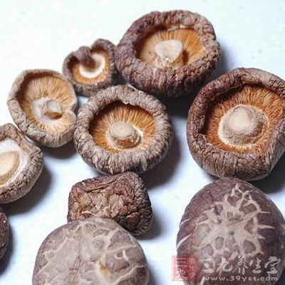 水發冬菇去蒂，去沙洗淨，用刀片成薄片，同放盤內