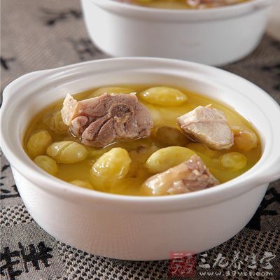在炖雞起鍋前半小時左右，將白果放入鍋中煮透即成
