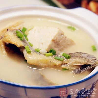 把泥鳅和蝦共煮湯，加料酒、姜片，煮至泥鳅熟，加鹽和味精調味即可