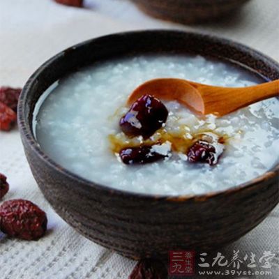 將糯米和紅棗淘洗干淨，用水浸泡半個小時