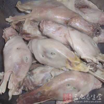 鴨頭先泡一晚上，把裡面的血泡出來