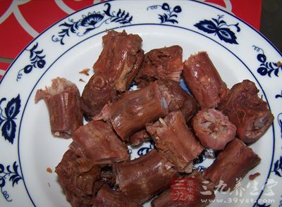 出鹵好的鴨脖，切段食用