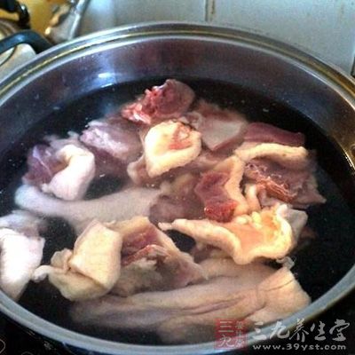 將鴨子塊倒入焯水去腥