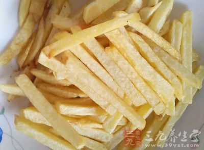將土豆條放入炸熟，撈出瀝干油待用
