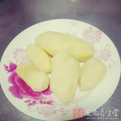 土豆削去外皮備用