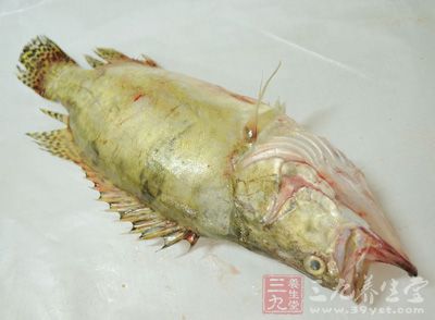 材料:多寶魚,紅椒絲,蔥,姜,料酒,鹽,蒸魚豉油用醬油和糖代替也可 材料:多寶魚,紅椒絲,蔥,姜,料酒,鹽,蒸魚豉油用醬油和糖代替也可