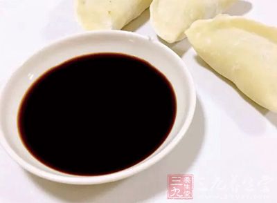 然後在裡面放醬油