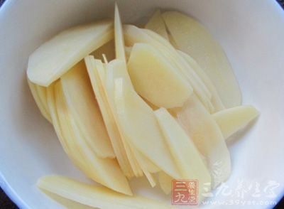 把土豆切片，過涼水，控干