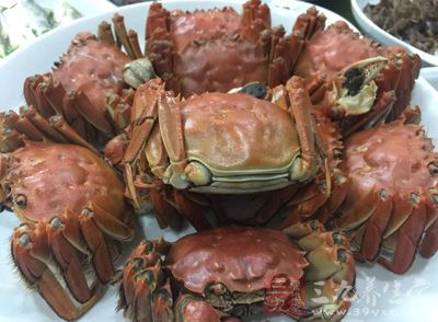 材料:禾樂蟹500克,糯米150克,荷葉1張,臘腸20克 材料:禾樂蟹500克,糯米150克,荷葉1張,臘腸20克