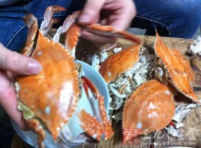 材料:梭子蟹,生姜,香醋,糖 材料:梭子蟹,生姜,香醋,糖