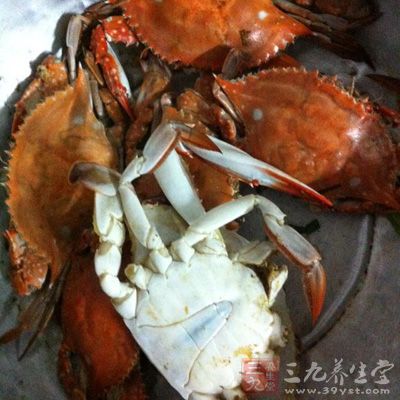 將螃蟹放在盆中沖洗干淨，用小刷子仔細刷淨蟹殼外部，去掉蟹殼後沖洗盛盤