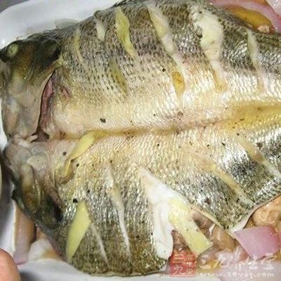 烤盤上鋪好錫紙，刷一層油，將魚放上