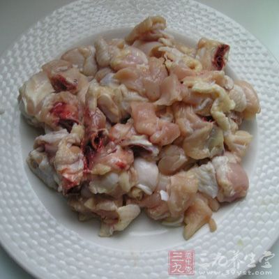 把雞翅中清理干淨，用刀剁成小塊
