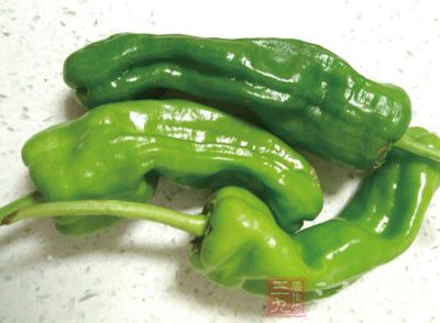 將青椒洗干淨備用 將青椒洗干淨備用