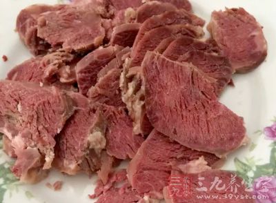 牛肉解凍後切成碎