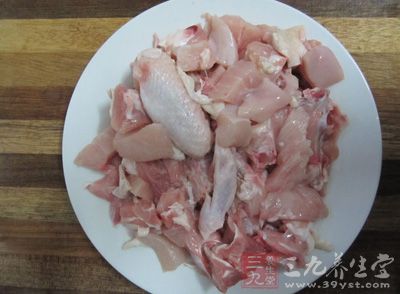 把雞翅中清理干淨，用刀剁成小塊