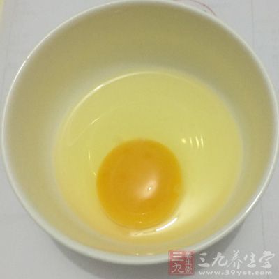 將雞蛋打散，加入1小撮鹽進去攪成蛋液