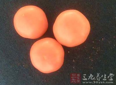 將番茄洗淨，切成片