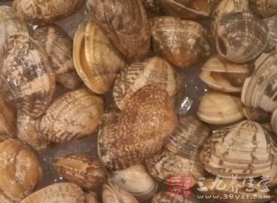 海蛎用淘米篩瀝干備用
