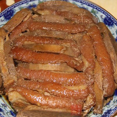 豬五花肉刮洗干淨，拔淨殘毛，下湯鍋煮至皮能插筷