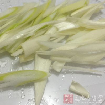 青蒜摘去老葉洗淨後切成切成小碎段