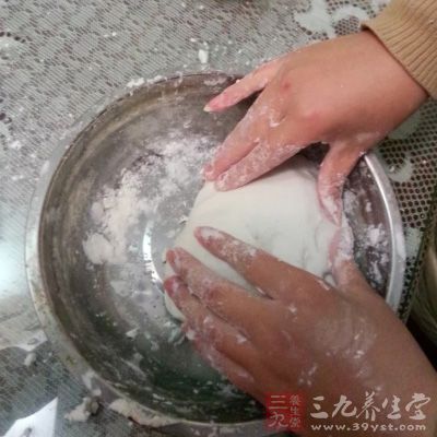 油酥材料倒入容器中，混合成團