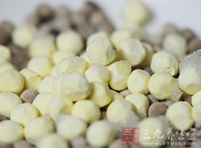 芋頭去皮洗淨後切成丁備用