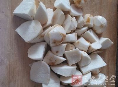 將芋頭去皮洗淨,切成丁備用 將芋頭去皮洗淨,切成丁備用