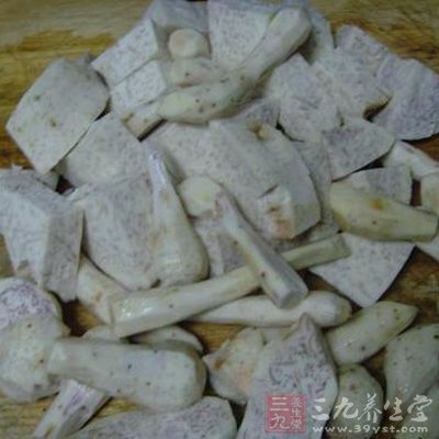 香芋削皮切塊待用 香芋削皮切塊待用