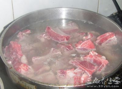 排骨洗干淨後入冷水鍋焯去血水