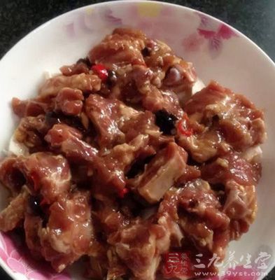 把腌好的排骨鋪在香芋塊面