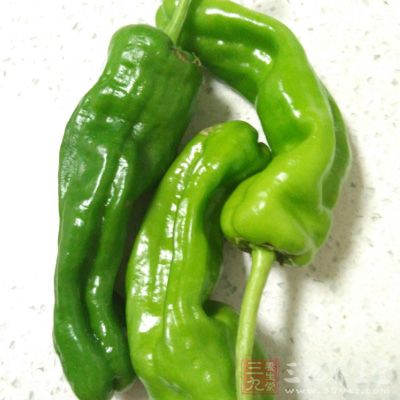 將青椒洗干淨,把蒂部切掉 將青椒洗干淨,把蒂部切掉