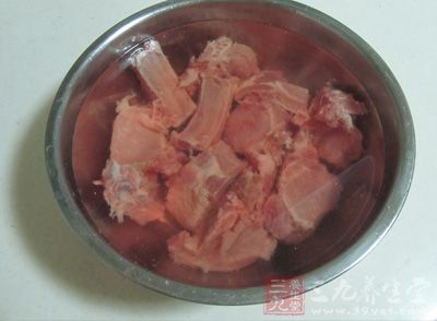 將排骨放在涼水中浸泡，泡出排骨中的血水