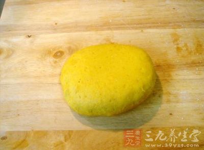 加入白糖，用擀面杖碾碎，和糯米粉按1:1的比例糅合成粉團